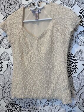 Nine & Co. Cream Lacy Sweetheart Top